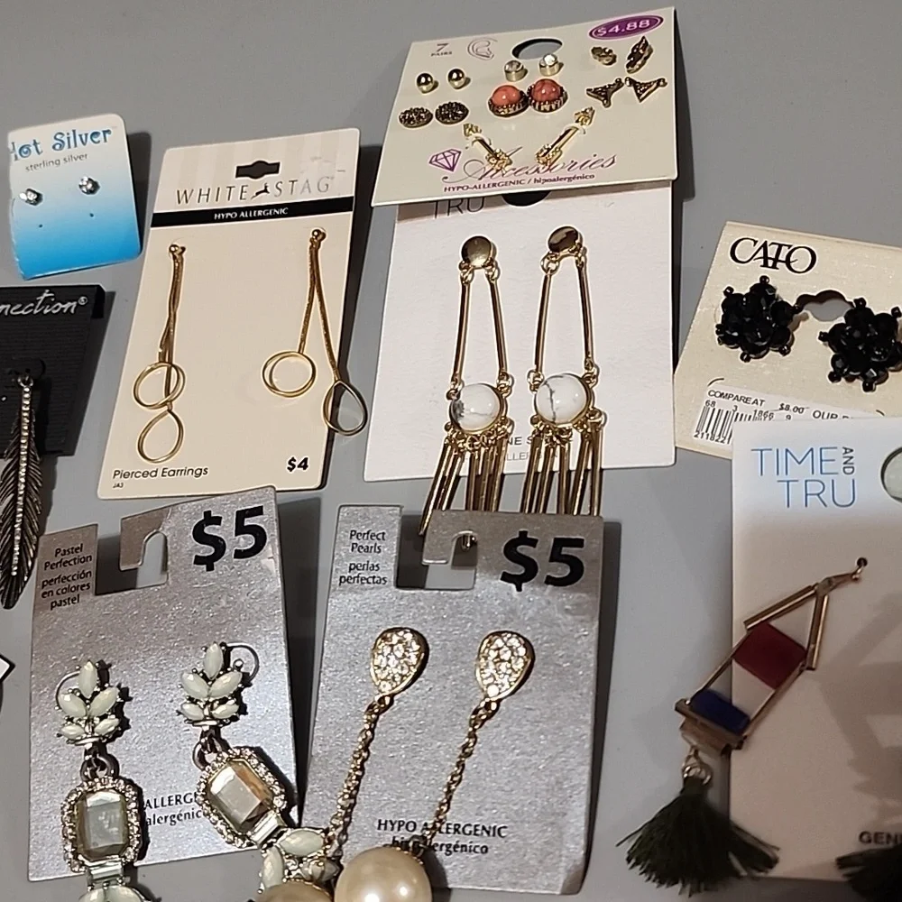 Bundle of 40 earrings